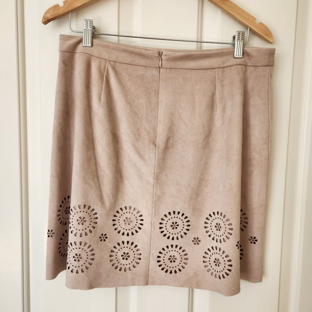 Vince Camuto Cut Out Floral Faux Suede Mini Skirt Office Siren Feminine Soft 10 - Picture 2 of 9